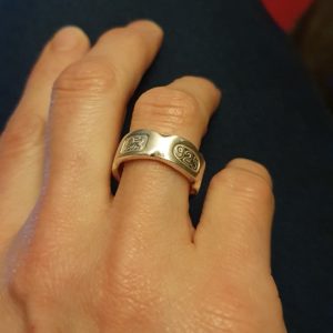 Hallmarked silver ring with a chipped marble effect