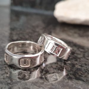 Hallmarked ring with a chipped marble effect