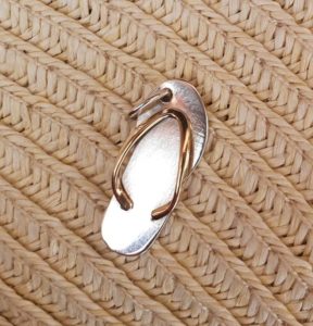Flip flop pendant with 9ct yellow gold thong