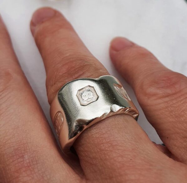 Hallmarked ring with marble effect