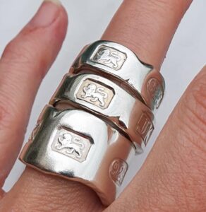 Hallmarked ring with marble effect