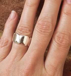 Hallmarked ring with marble effect