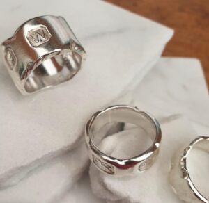 Hallmarked ring with marble effect