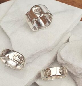 Hallmarked ring with marble effect