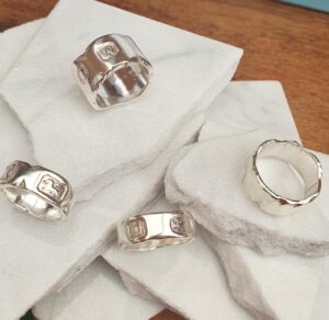 Hallmarked ring with marble effect