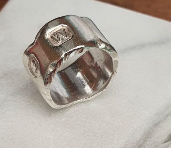 Hallmarked ring with marble effect