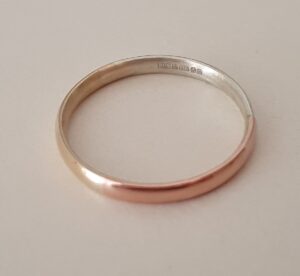 Polished ring with three coloured golds and hallmark